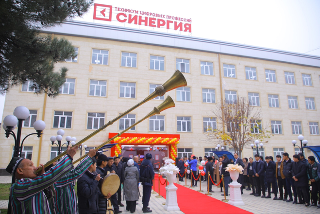 Директор колледжа и заместитель директора по учебно-воспитательной приняли участие в знаковом событии — открытии Техникума цифровых профессий «Синергия» в Намангане!