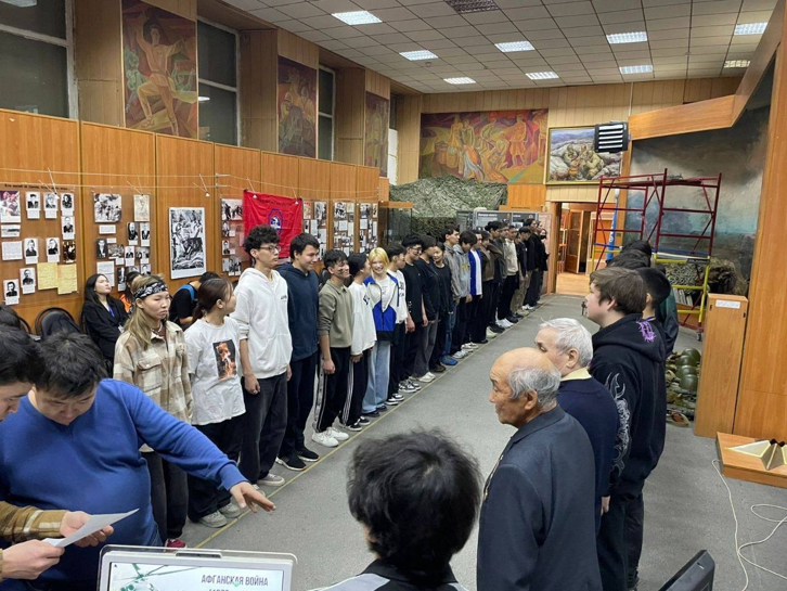 13 декабря в Музее ДОСААФ наши студенты поучаствовали в квесте, в ходе которого участники оттачивали важные практические навыки. Программа включала обучение оказанию первой помощи и знакомство с оружием, включая разборку и сборку автоматов Калашникова.